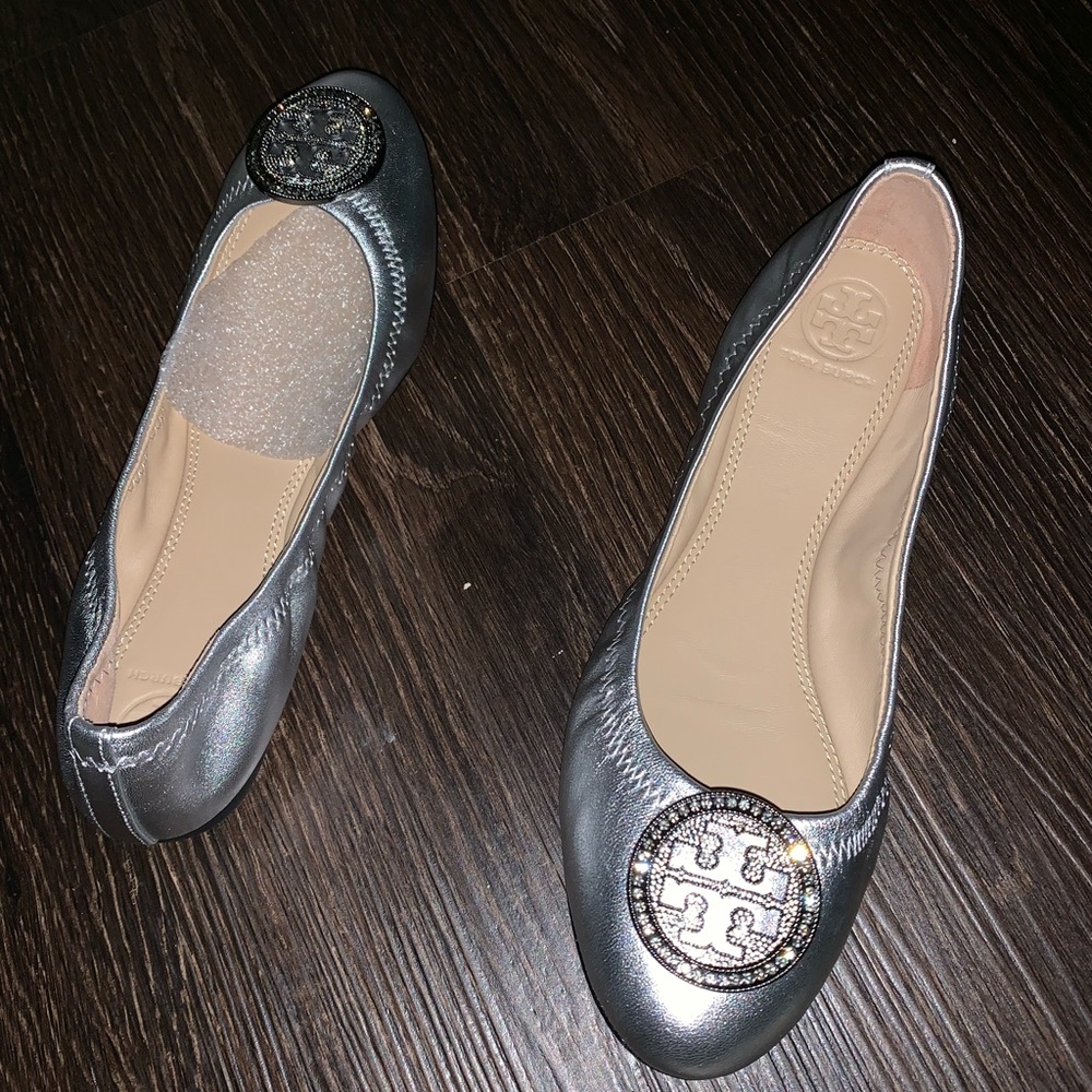 NWT Tory Burch silver Leather flats NEW